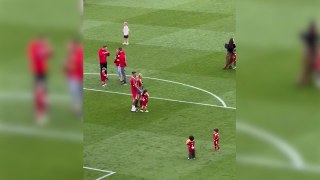 El hijo de Darwin pide ayuda a la hija de Thiago para quitar la pelota al de Van Dijk en Anfield