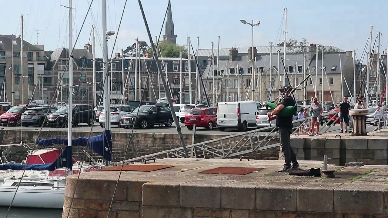 IMG_4223 Paimpol (22) le 10 septembre 2023, port, joueur de cornemuse CLIP