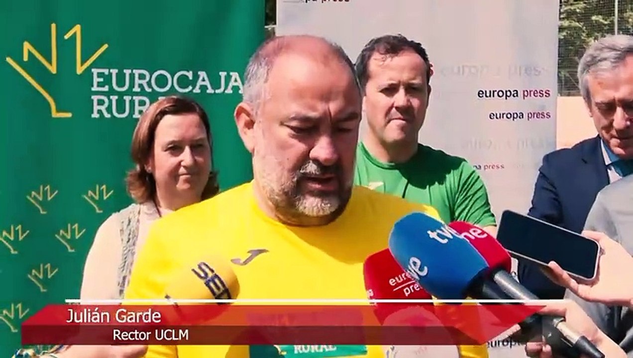 La prensa se impone a políticos y gabinetes. El equipo de periodistas se alzó con el triunfo en un triangular solidario, formado por equipos mixtos, en el que se recogió una tonelada de alimentos para la ONG El Socorro de los Pobres