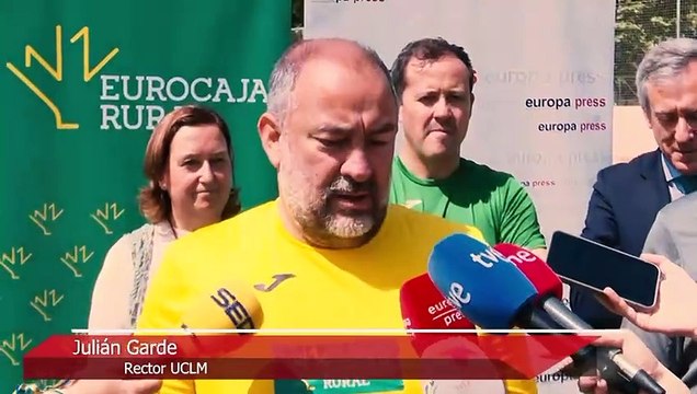 La prensa se impone a políticos y gabinetes. El equipo de periodistas se alzó con el triunfo en un triangular solidario, formado por equipos mixtos, en el que se recogió una tonelada de alimentos para la ONG El Socorro de los Pobres