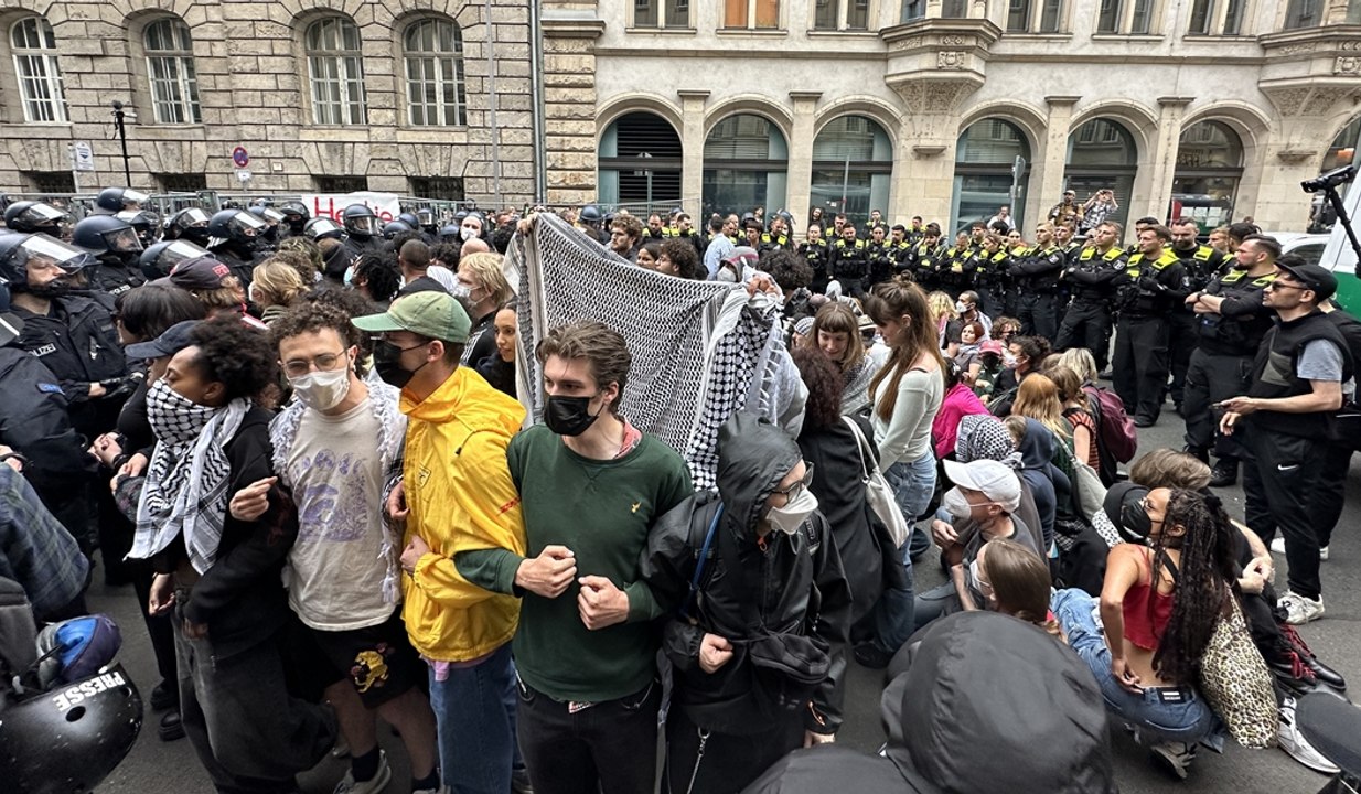 Berlin'de öğrencilerin Filistin'e destek gösterisine polis müdahale etti