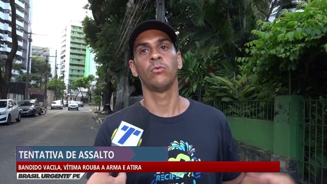 Bandido vacila, vítima rouba a arma e atira