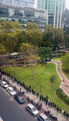 Gente haciendo fila para entrar a ver a Milei