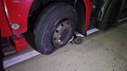 가연성 물질 실은 탱크로리, 터널에서 아찔 사고..."뇌경색 증상 추정" / YTN