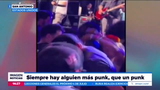 Mujer se defiende de los empujones durante un concierto