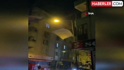 Elazığ'da fırtınanın etkisiyle araçların üzerine ağaç devrildi