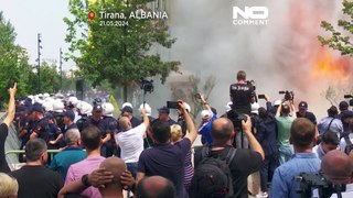 تظاهرات ده‌ها شهروند آلبانی با کوکتل مولوتوف در برابر ساختمان شهرداری تیرانا