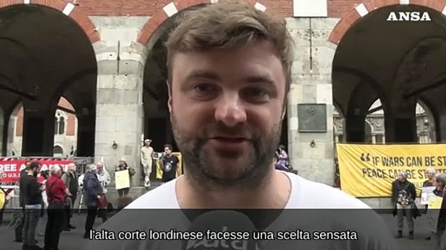 Milano, presidio per chiedere la liberta' di Julian Assange