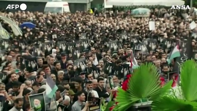 Raisi, folla a Teheran per rendere omaggio al presidente scomparso
