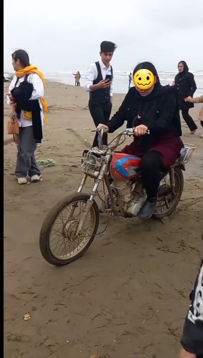 Carzy Bikers wait for end 
