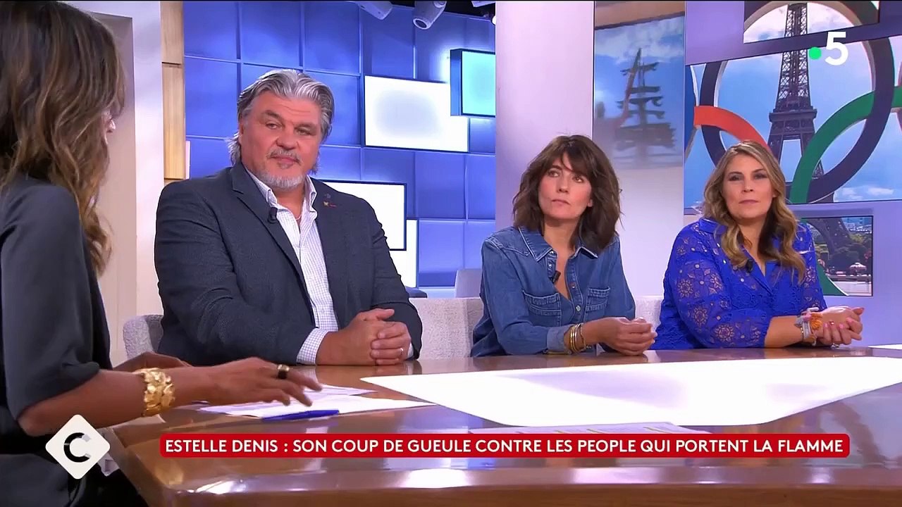 Jeux olympiques : Estelle Denis s’en prend encore aux célébrités qui portent la flamme, "Ça me choque terriblement"