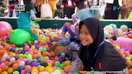 Didampingi Ibu Iriana, Presiden Jokowi Serahkan Bantuan Warga Terdampak Bencana di Kabupaten Agam