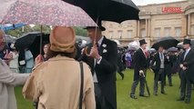 Festa in giardino a Buckingham Palace, William riceve gli ospiti sotto la pioggia