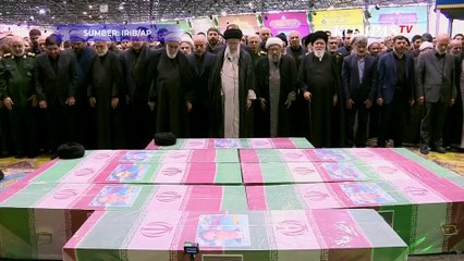 Momen Salat Jenazah Ebrahim Raisi Dipimpin Langsung Pemimpin Tertinggi Iran