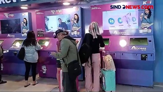 Ribuan Penumpang Padati Stasiun Kereta Api Bandung saat Libur Panjang Waisak