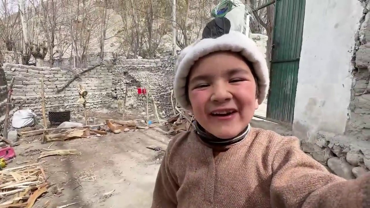 Dekho Mujsay Milny Kon Aya