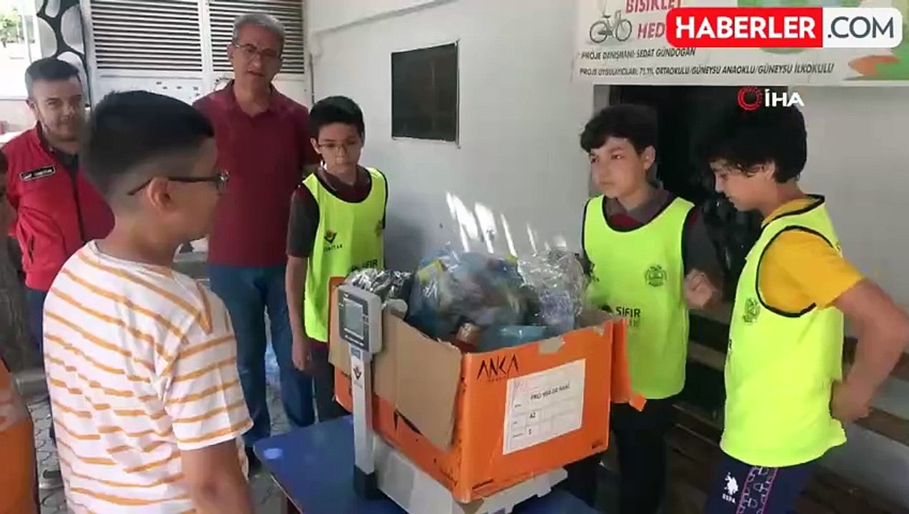 Ödül almak isteyen öğrenciler, okula poşet poşet çöp taşıyorlar