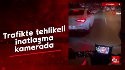 Seyir halindeki otomobil ile motosikletli arasındaki tehlikeli inatlaşma kamerada