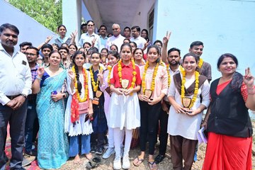 Tải video: शिक्षा मंत्री बोले: प्रतिभा छुपाए नहीं छुपती, बोर्ड परीक्षा में अव्वल रहे विद्यार्थियों का किया सम्मान