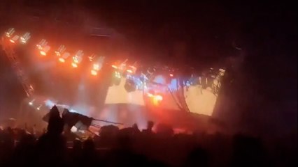 Momento en el que cae el escenario sobre el público en un mitin político en México