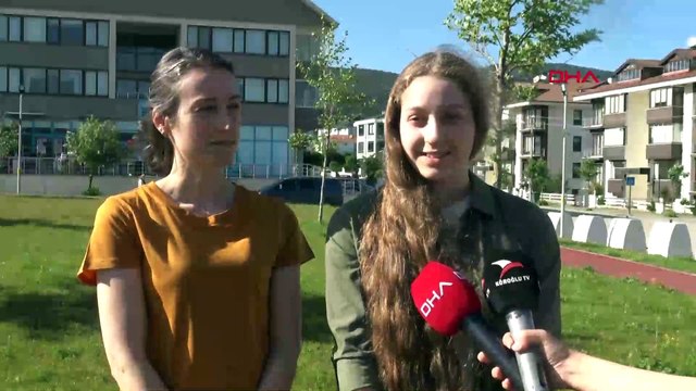 Doğduğundan beri hiç kestirmediği saçları kendi boyuyla eşit uzunluğa ulaştı