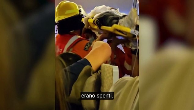 Il racconto del passeggero del volo Singapore Airlines: «Ho visto persone sbalzate in aria, c'era sangue ovunque»