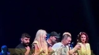 Serdar Ortaç'ı sahnede 3 kişi zor tuttu!