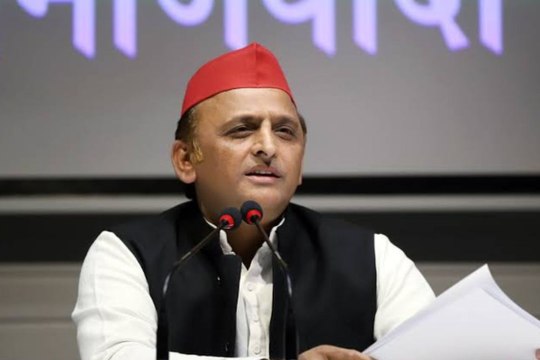 अखिलेश यादव के समर्थन में लगे जनसत्ता दल के नारे, इशारों- इशारों में क्या बोले अखिलेश?