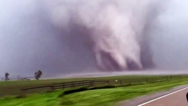 Il devastante passaggio del tornado in Iowa visto dal drone: il vortice abbatte case e pale eoliche