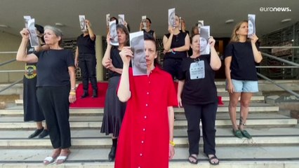 شاهد: مظاهرة غاضبة في تل أبيب بعد نشر فيديو لاحتجاز مجندات إسرائيليات في هجوم 7 أكتوبر