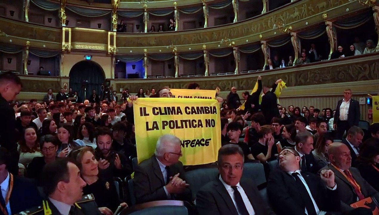 Trento, fischi e striscioni degli ambientalisti contro Salvini. Il ministro: «Voi volete le auto elettriche prodotte in Cina dove bruciano il carbone»