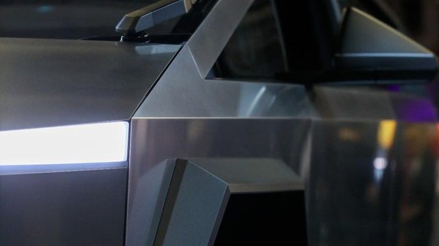 Le Cybertruck de Tesla pose ses roues en France pour la première fois