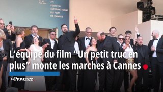 L’équipe du film “Un petit truc en plus” monte les marches à Cannes