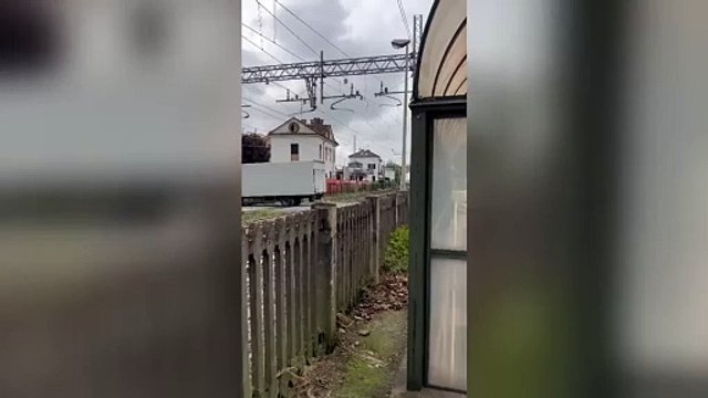 Incidente sulla tratta Torino-Cuneo: treno contro un camion fermo sui binari a Savigliano. Nessun ferito ma traffico bloccato