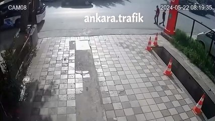Ankara'da akıl almaz trafik kazası: Yaya ile otobüs kafa kafaya çarpıştı