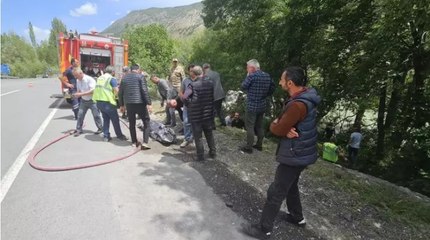 Tải video: Erzurum'un İspir ilçesinde un yüklü kamyon Çoruh Nehri'ne uçtu: 1 ölü, 2 yaralı