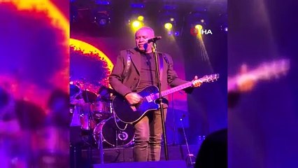 Haluk Levent Kocaeli’deydi: Hayranlarını elleriyle besleyip gözlüğünü taktı
