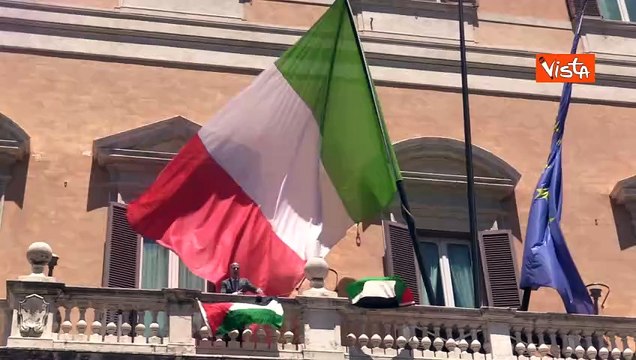 Blitz pro Palestina a Montecitorio, si arrampica sul balcone e appende bandiere palestinesi