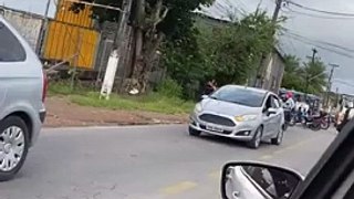 Motociclista fica ferida após queda de veículo em Maceió