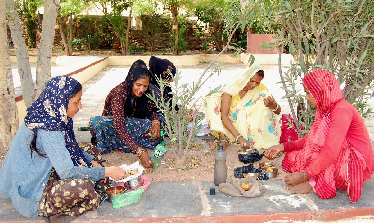 लू के थपेड़ों में काम कर रहे मनरेगा श्रमिक, जिम्मेदार बेखबर