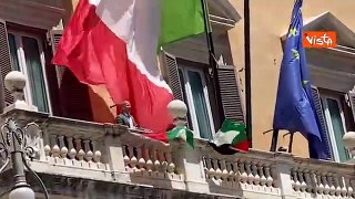 Ex deputato sale sul cornicione di Montecitorio e appende una bandiera della Palestina: «Fermate il genocidio»