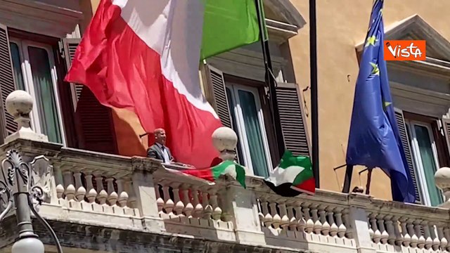Ex deputato passa dal cornicione e appende bandiere palestinesi al balcone di Montecitorio