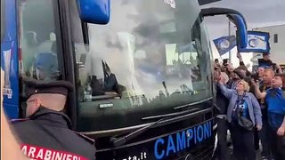 Il bus dell'Atalanta assalito dai tifosi