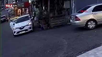 Yolun kenarında yürüyen baba ve oğluna otomobil çarptı! Küçük çocuk hayatını kaybetti