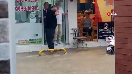 Edremit’i sel bastı, yollar göle döndü! Esnaf manzarayı kahve eşliğinde izledi