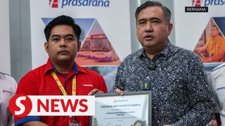 Monorail operator gets award from Transport Minister for actions during KL tree collapse