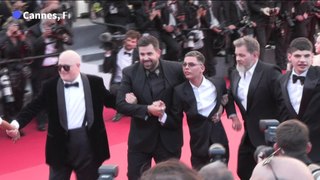 Cannes : Artus sur les marches avec les acteurs handicapés de son film 
