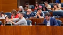 Un diputado de Más Madrid hace el gesto de disparar una pistola durante una intervención de Ayuso