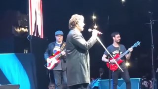 Il presidente argentino Milei come una rockstar: dal palco di un concerto si scaglia contro peronisti e dipendenti pubblici