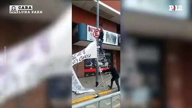 Karina Milei, el Jefe: Militantes de LLA retiraron los pasacalles en las inmediaciones del Luna Park